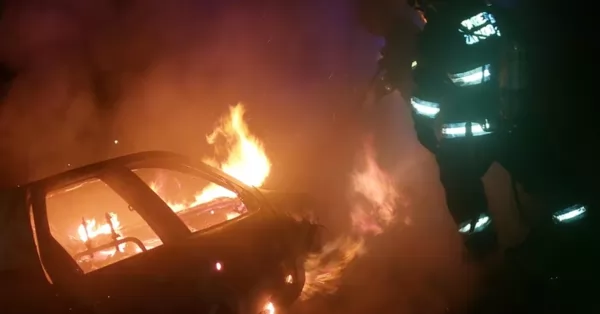 Comenzó a salir humo mientras iba manejando y se prendió fuego el auto