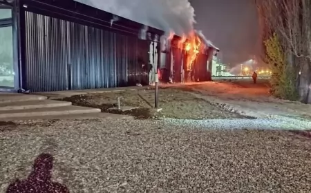 Incendiaron oficinas turísticas en El Bolsón