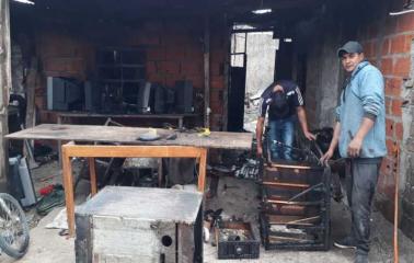 Un incendio dejó casi sin nada a una familia de San Lorenzo