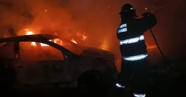 Se incendiaron cuatro autos en la puerta de una Comisaría de Rosario