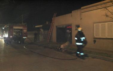 Mientras dormían se incendió su casa y no lo notaron hasta que llegaron los bomberos