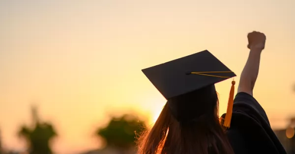 Una joven de Puerto San Martín realiza un bingo para poder graduarse