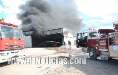 Se incendia un galpón de una empresa de transporte en AO12 