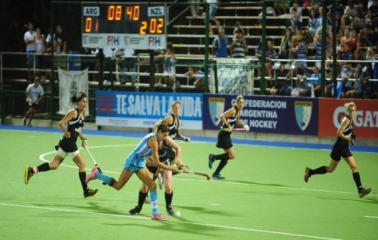 Bonfatti presenció el partido debut de Las Leonas en el Champions Trophy de Rosario