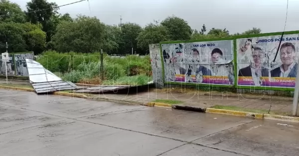 Las lluvias y los intensos vientos provocaron destrozos en la vía pública