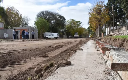Capitán Bermúdez avanza con el asfalto en los barrios: hoy barrio Posta