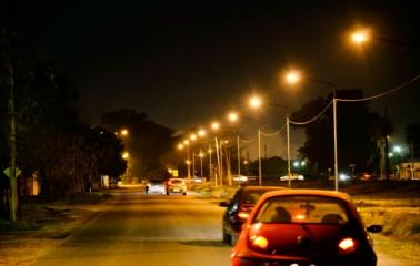 Iluminan el circuito vial de barrio Escalada