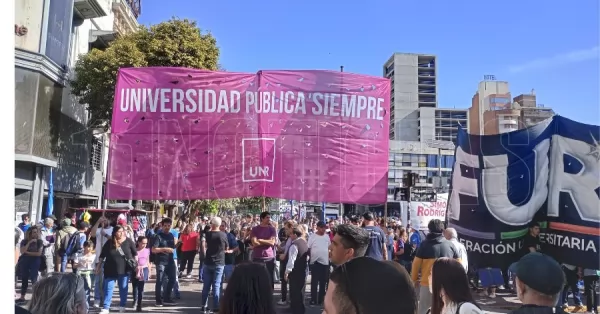 La comunidad universitaria de Rosario realizó una multitudinaria marcha contra el veto presidencial