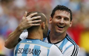 Mascherano aceptó el desafío del balde de agua helada y Messi lo empapó