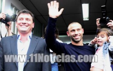 Mascherano pasó por San Lorenzo, fue homenajeado y saludó a sus fans