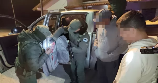 Viajaban desde Chile con mercadería de contrabando oculta en diferentes sectores de su camioneta