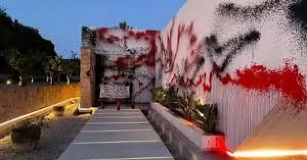 Un grupo de ambientalistas vandalizaron la casa de Messi en Ibiza