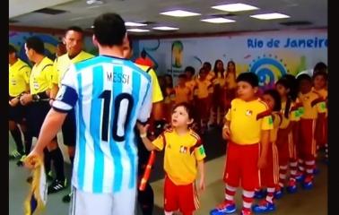 Duras críticas a Messi por no saludar a un niño que se le acercó antes del partido