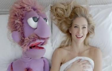 Censuran una publicidad en que una modelo mantiene sexo con un muñeco