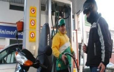 Multarán a estaciones de servicios si expenden combustible a motociclistas sin casco