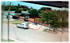 San Lorenzo: Le robaron la moto de la puerta su casa VIDEO