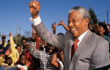 Día en el que Nelson Mandela se convierte en presidente