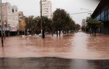 Más de mil evacuados en Neuquén por el temporal 