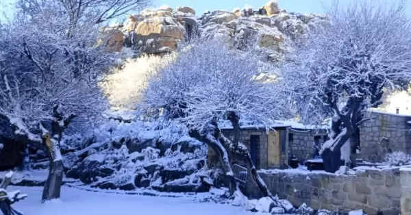 Las sierras de Córdoba y San Luis amanecieron nevadas este viernes