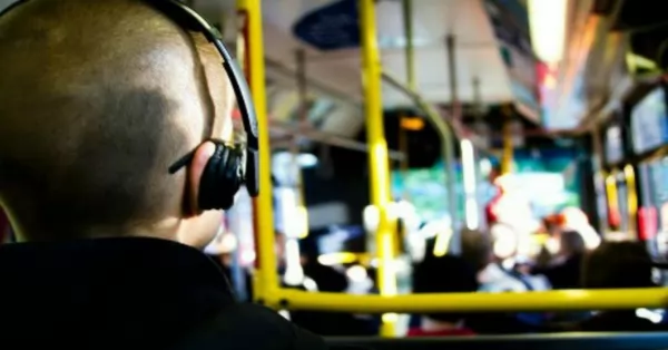 Avanza en la Legislatura el proyecto que prohíbe escuchar música sin auriculares en el colectivo