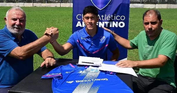 El villagalvense Ramiro Obregón firmó su primer contrato profesional