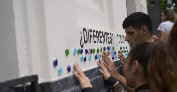 Rosario: se realizó el primer mural en sistema braille