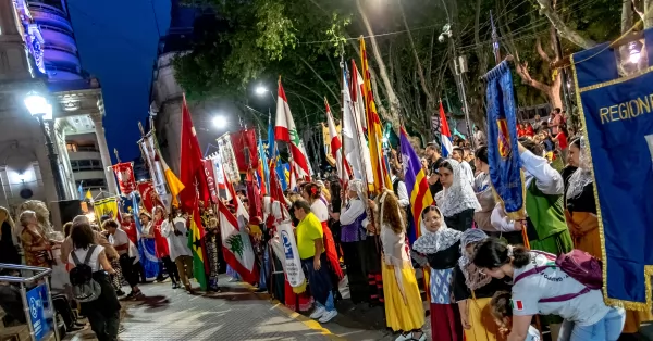 Colectividades 2023: desarrollaron su tradicional desfile en la peatonal previo al gran evento 