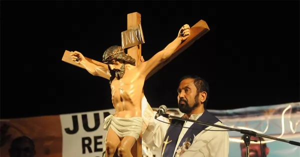 Tras los asesinatos en Rosario Vía Crucis del Padre Ignacio será virtual