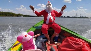 Solidario Papá Noel repartió juguetes y bolsones en las islas