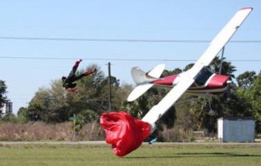 Impacto aéreo: Una avioneta atropelló a un paracaidista 