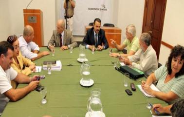 El gobierno convocó a paritarias a los trabajadores de la administración central, docentes y municipales