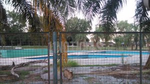 Beltrán: enojo de los vecinos por el abandono del camping y su pileta 