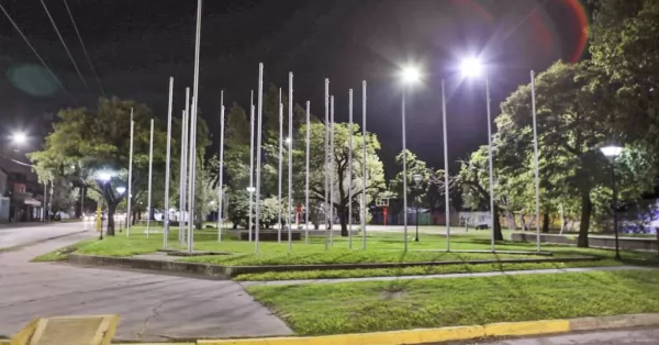 La Municipalidad iluminó con luces led la Plaza de las Américas