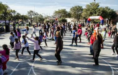 Más de un centenar de participantes bailaron ritmos latinos en barrio Díaz Vélez 