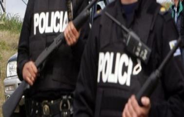 Policías ayudan a dar a luz a una joven.