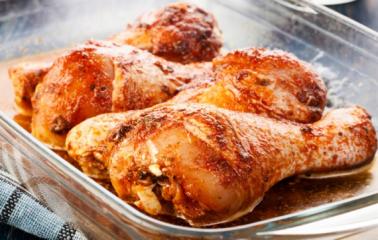 Pollo adobado la cacerola con papas al horno