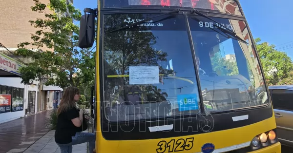 Carteles en colectivos de Rosario Bus amenazan con suspender el servicio interurbano