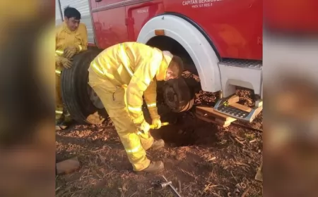 Bomberos rompieron un neumático cuando asistían a apagar una quema de pastizales en la autopista