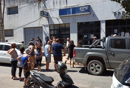 Vecinos de Beltrán se movilizaron hasta la EPE y mañana serán atendidos por directivos