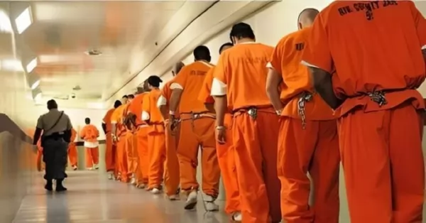 El ministro de Seguridad señaló que busca que los presos vistan uniforme y que se construyan nuevas cárceles en Santa Fe