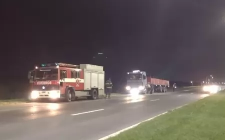 Principio de incendio en un camión controlado por su conductor en plena autopista