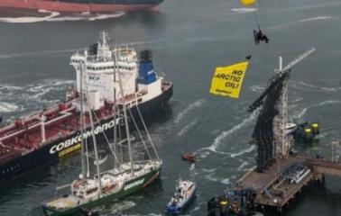 Tres argentinos en una protesta de Greenpeace contra un buque petrolero de Rusia