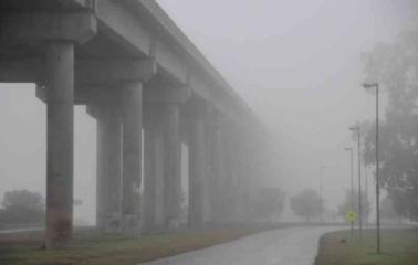 Visibilidad reducida en el Puente Rosario Victoria ante la llovizna