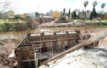 La construcción del puente presenta un avance del 54por ciento