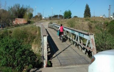 Asesinaron a balazos a un joven en el puente de calle Reconquista 