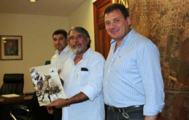 Raimundo recibió a delegación de artistas cubanos