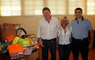 Raimundo entregó alimentos y juguetes a ONGs de la ciudad