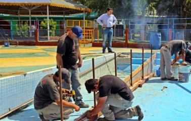 Construyen una rampa para discapacitados en la pileta del Polideportivo Municipal 