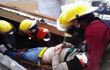 Se le cayó el techo de su casa encima y debió ser rescatado por los Bomberos 