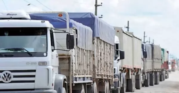 Siguen ingresando pocos camiones y peligra el stock de trigo y maíz en los puertos del Cordón Industrial